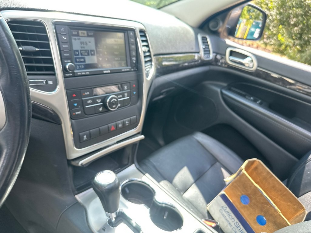 2011 Jeep Grand Cherokee Image 2
