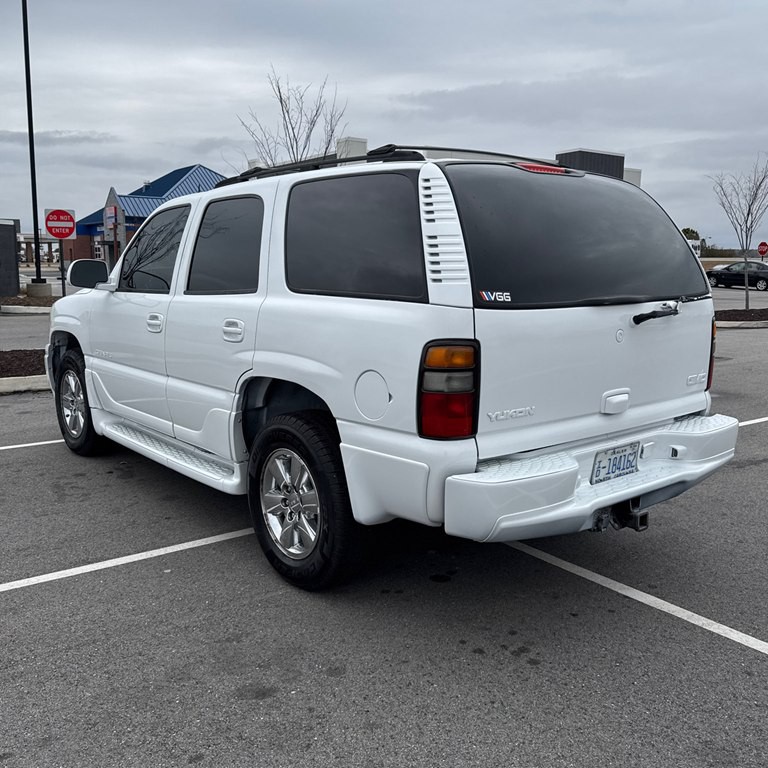2005 GMC Yukon Image 3