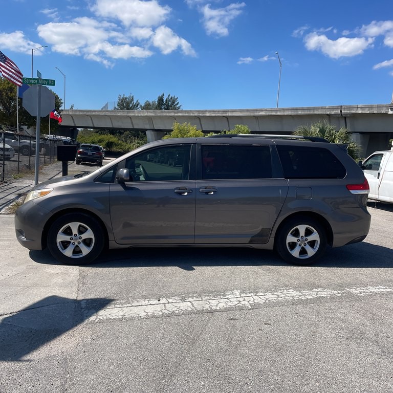 2012 Toyota Sienna Image 1