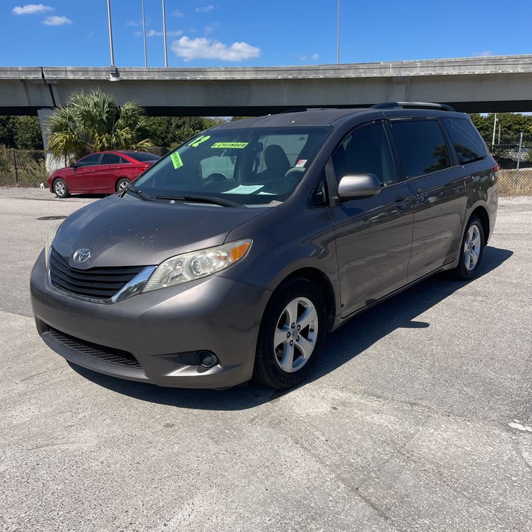 2012 Toyota Sienna Image 2