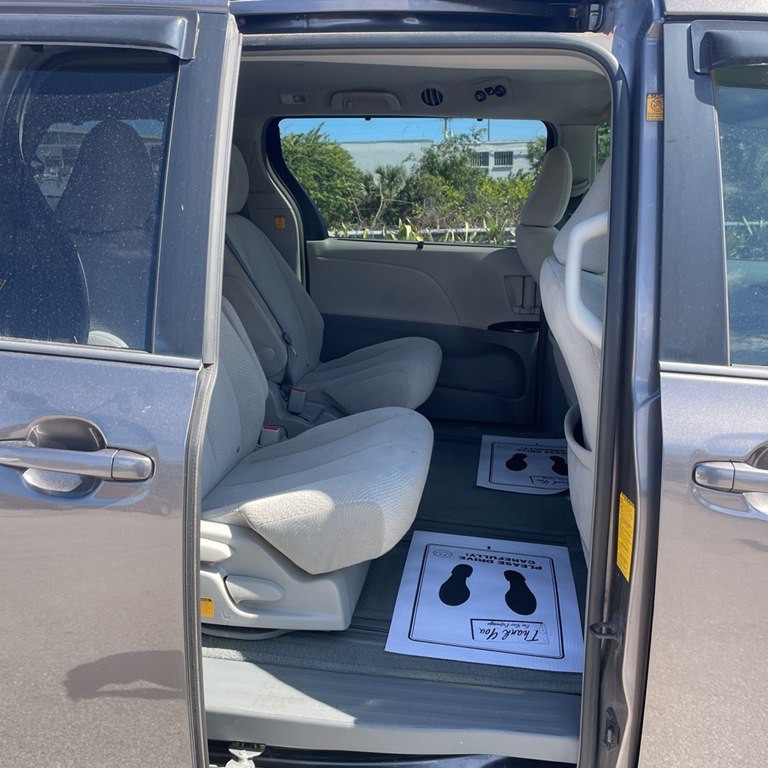 2012 Toyota Sienna Image 4