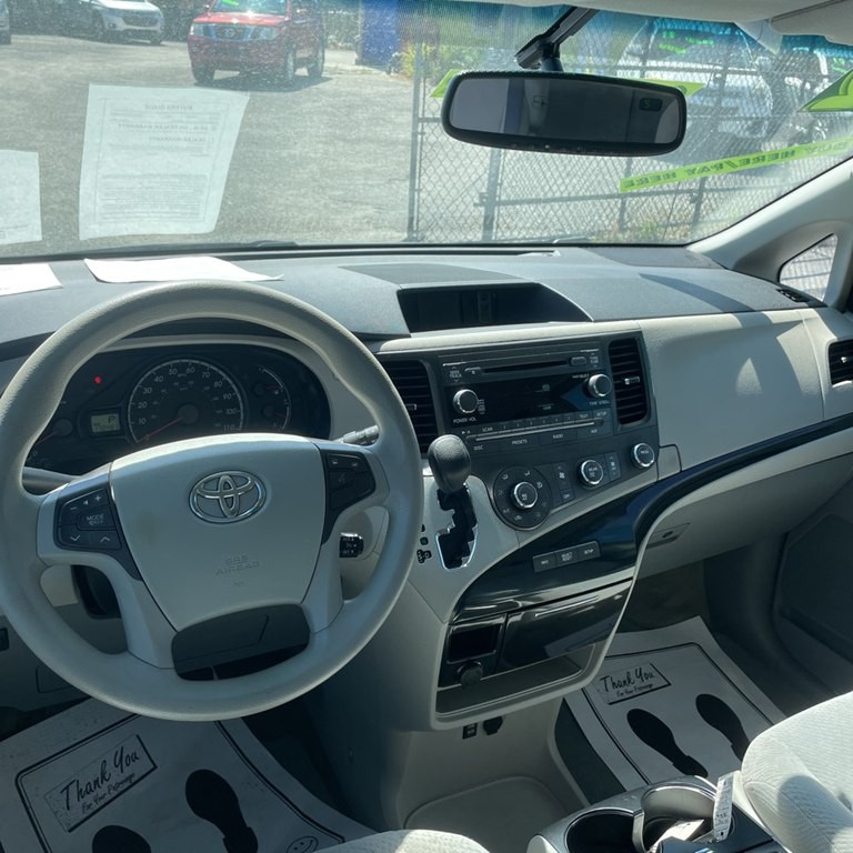 2012 Toyota Sienna Image 5