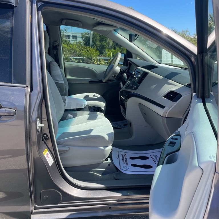 2012 Toyota Sienna Image 7