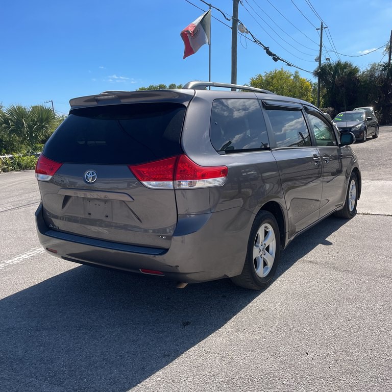 2012 Toyota Sienna Image 8