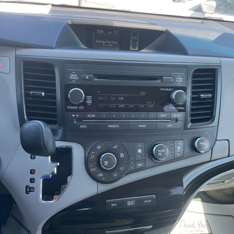 2012 Toyota Sienna Image 9