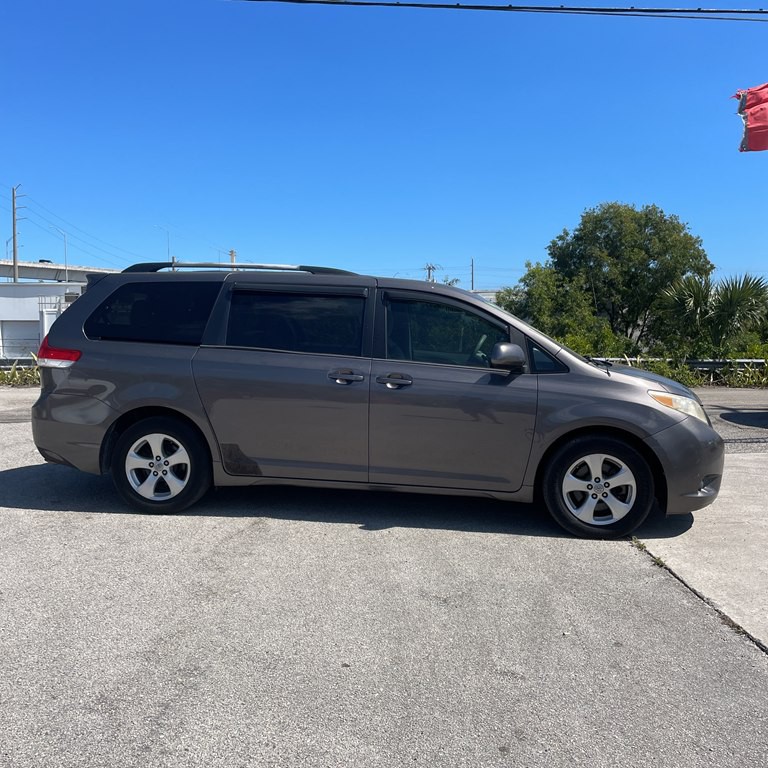 2012 Toyota Sienna Image 12