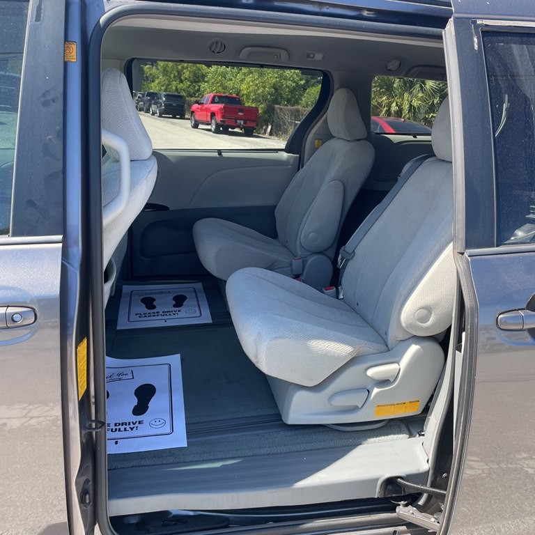 2012 Toyota Sienna Image 13