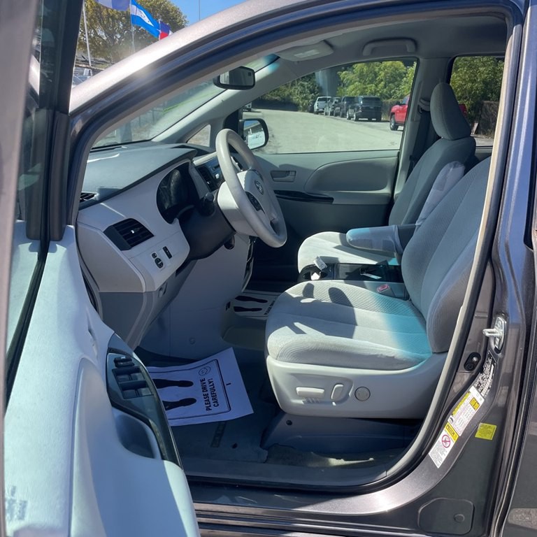 2012 Toyota Sienna Image 14