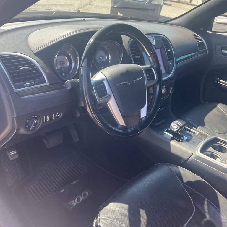 2012 Chrysler 300 Image 9