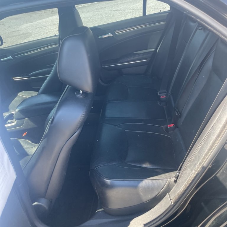 2012 Chrysler 300 Image 11