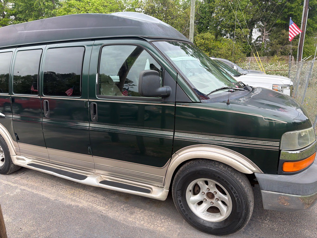 2003 Chevrolet Express Image 1