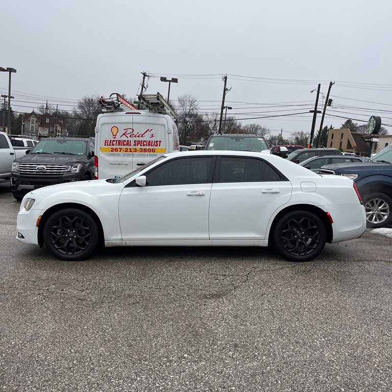 2019 Chrysler 300 Image 1