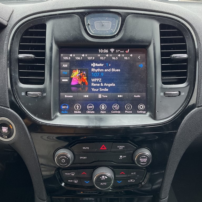 2019 Chrysler 300 Image 9