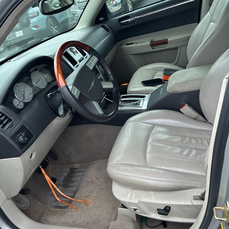 2006 Chrysler 300 Image 2