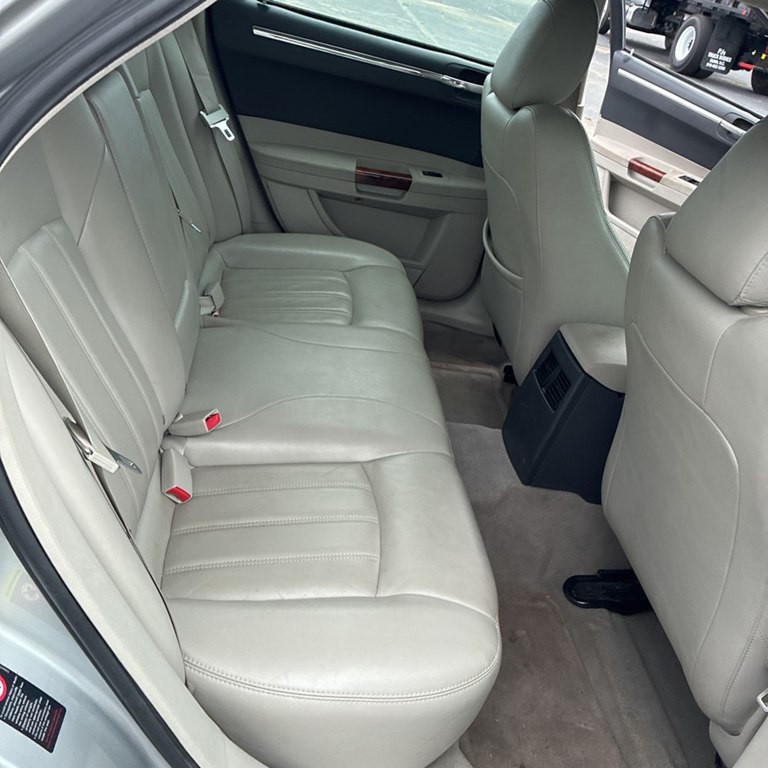 2006 Chrysler 300 Image 3