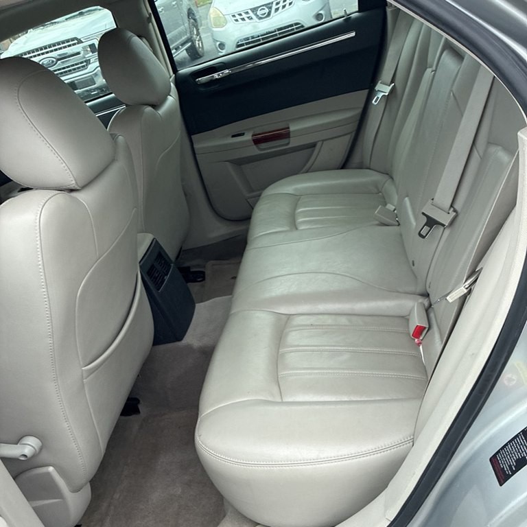 2006 Chrysler 300 Image 8