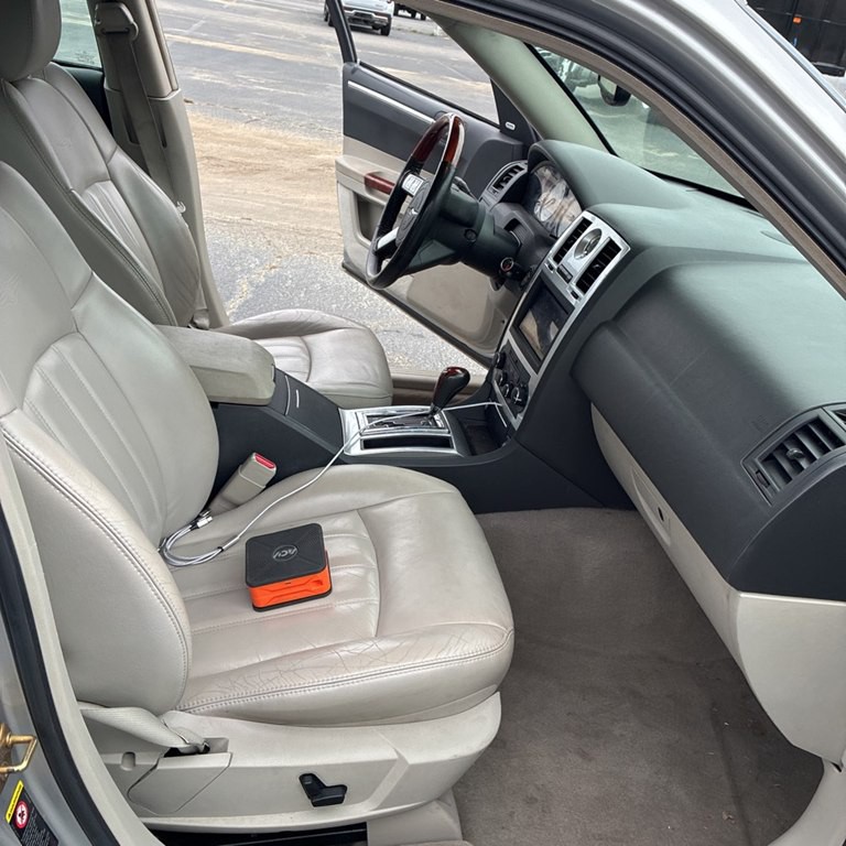 2006 Chrysler 300 Image 9