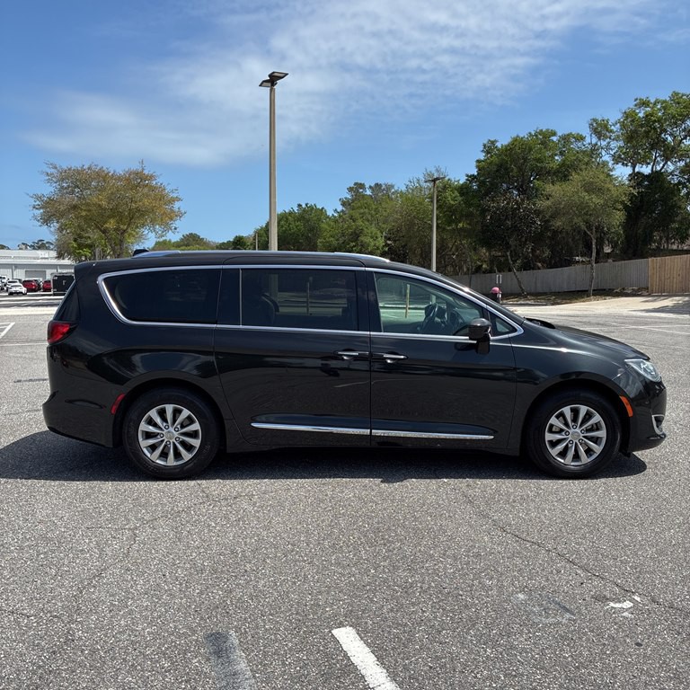 2019 Chrysler Pacifica Image 1