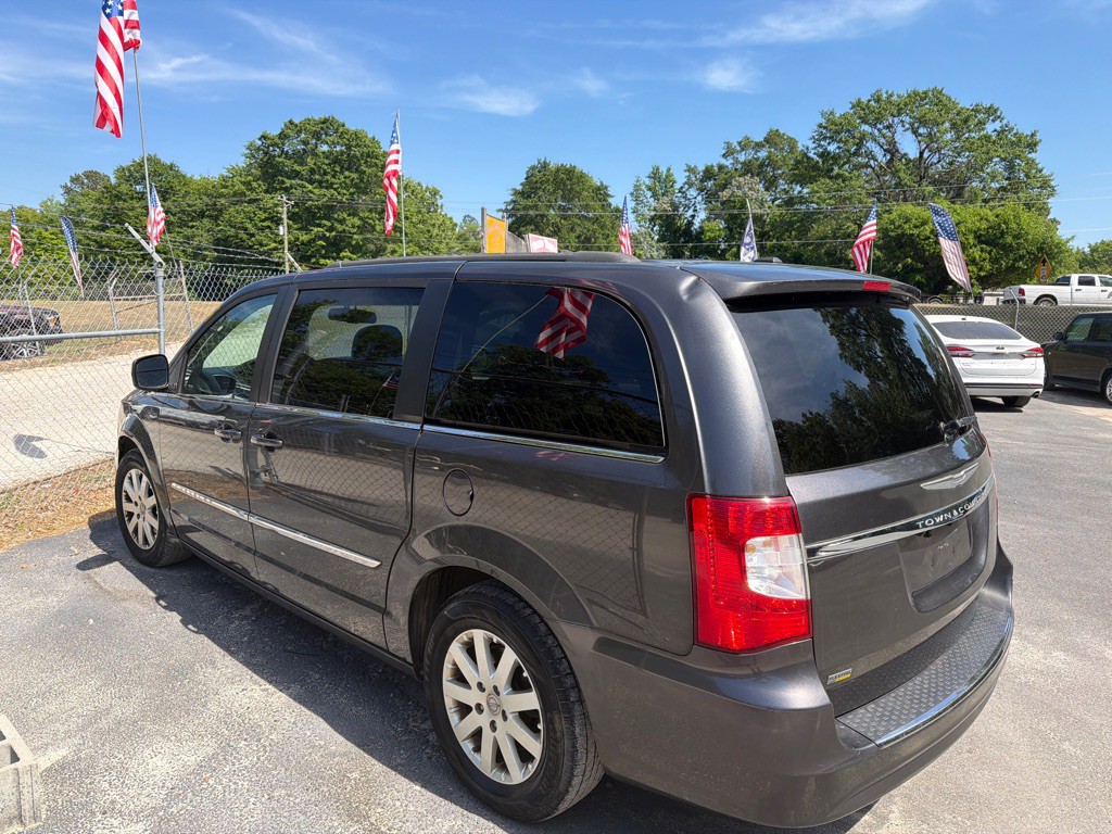 2016 Chrysler Town & Country Image 1
