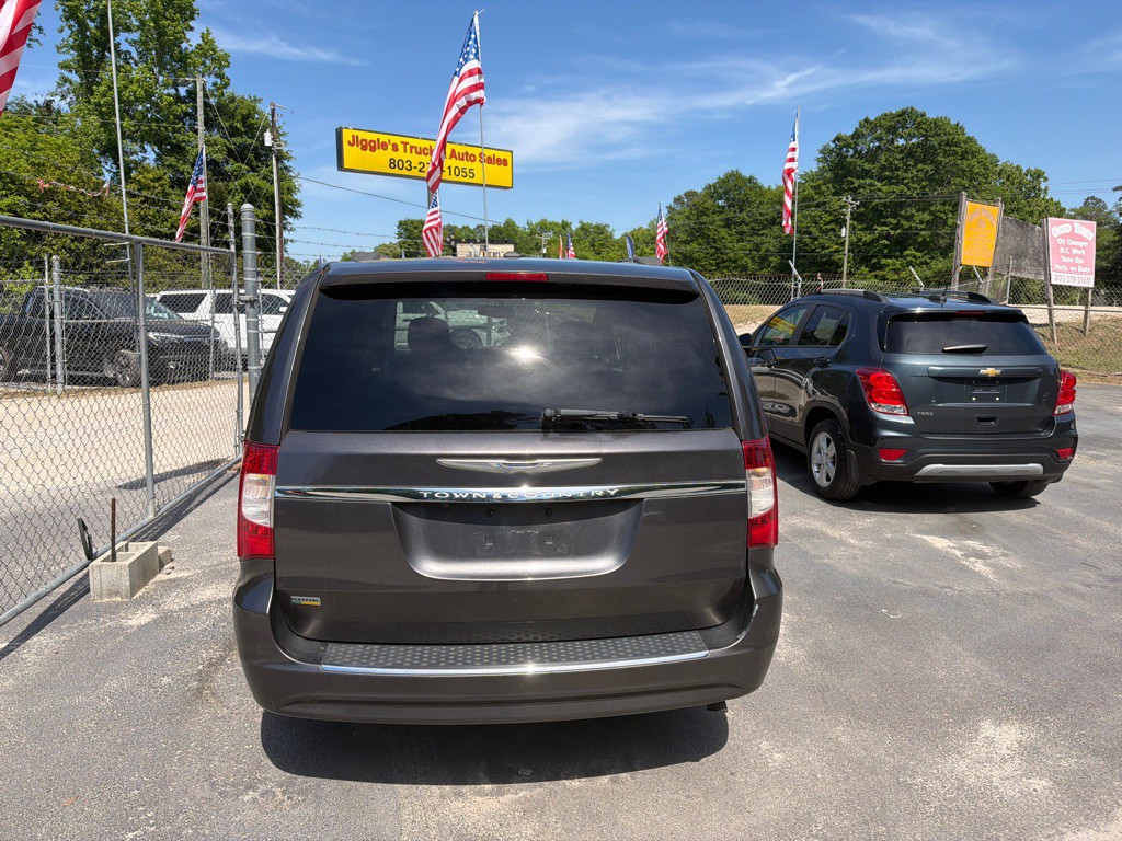 2016 Chrysler Town & Country Image 2