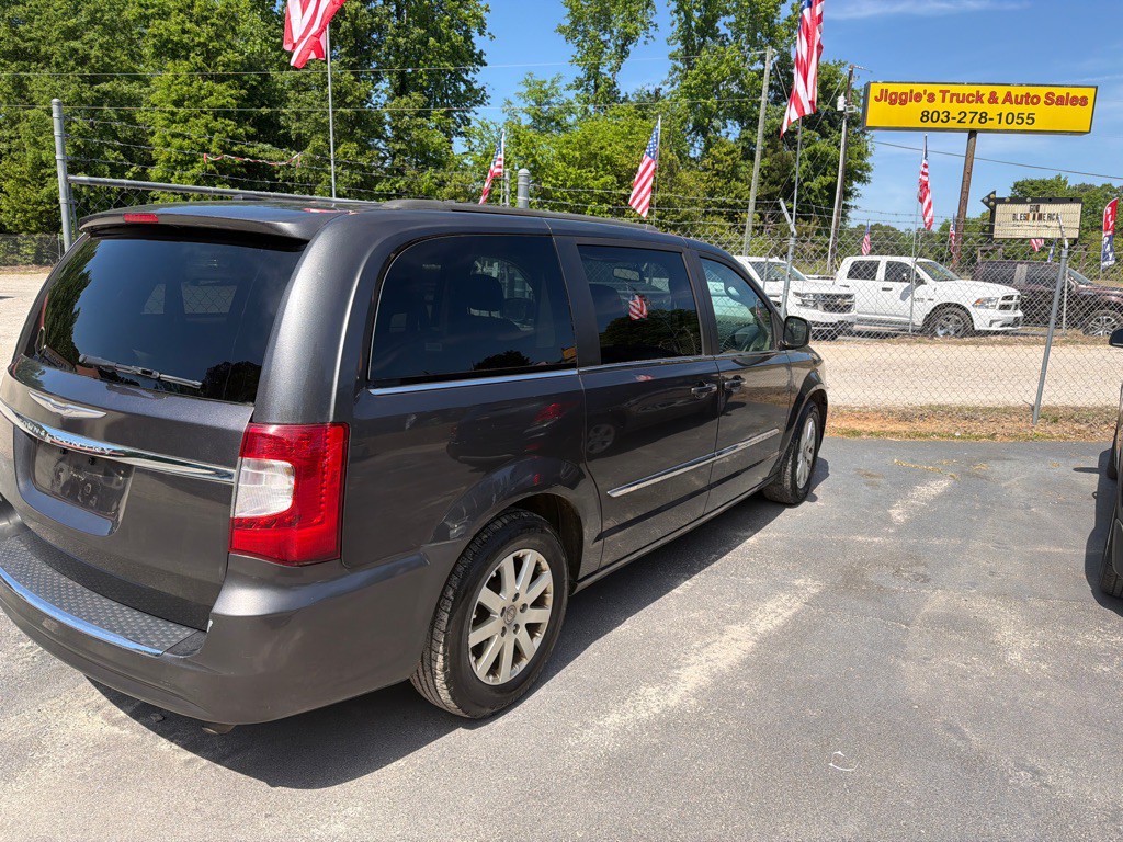 2016 Chrysler Town & Country Image 3