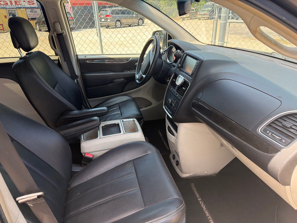 2016 Chrysler Town & Country Image 4