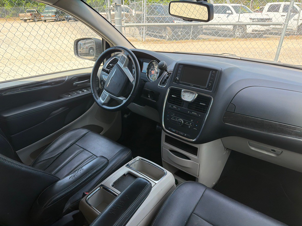 2016 Chrysler Town & Country Image 5