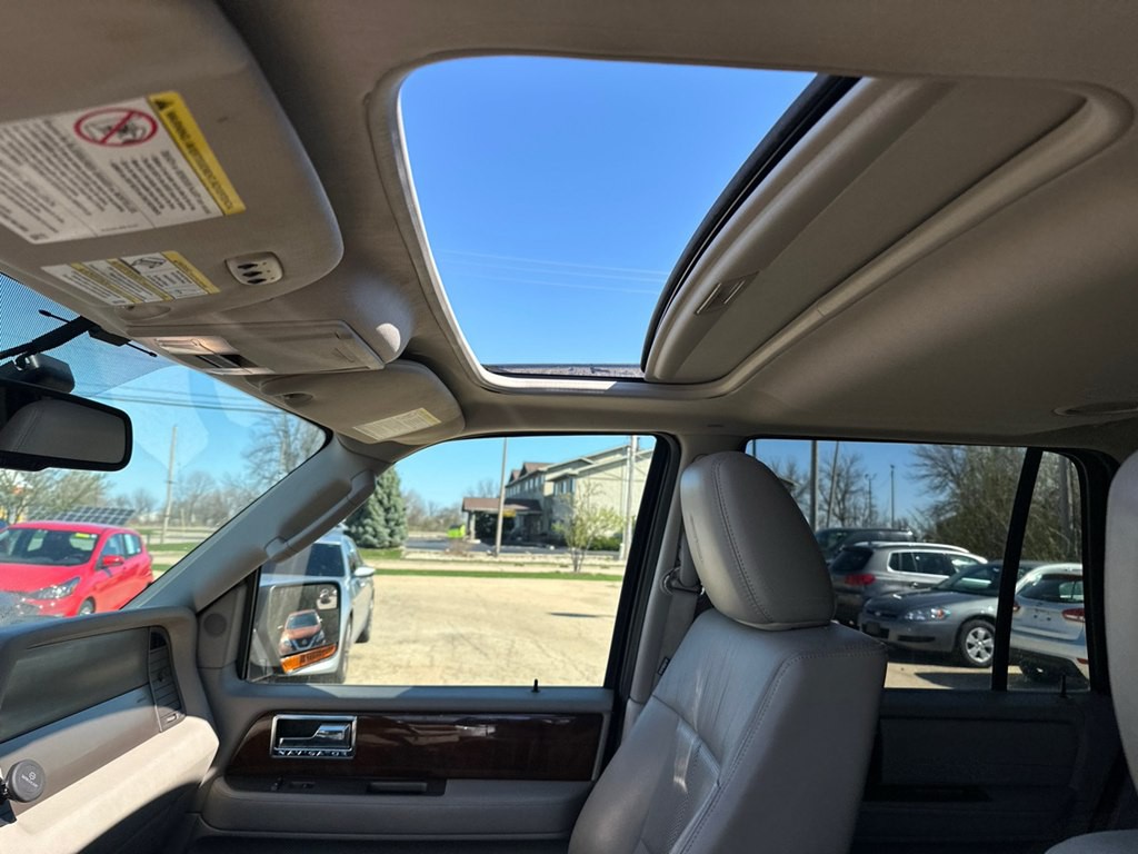 2013 Lincoln Navigator Image 2