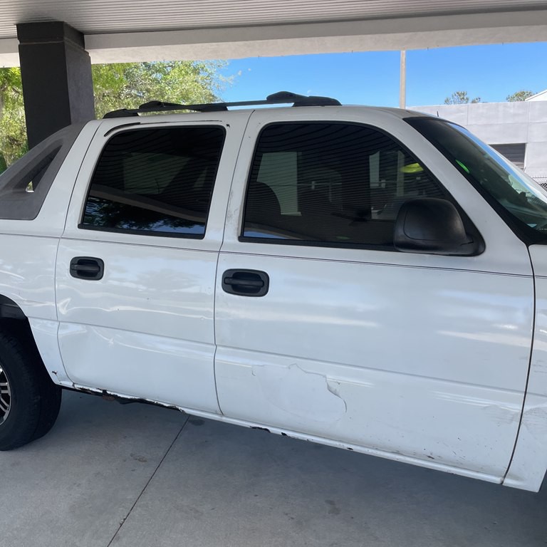 2005 Chevrolet Avalanche Image 2