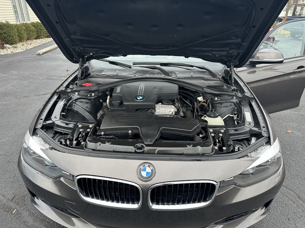 2013 BMW 3 Series Image 9