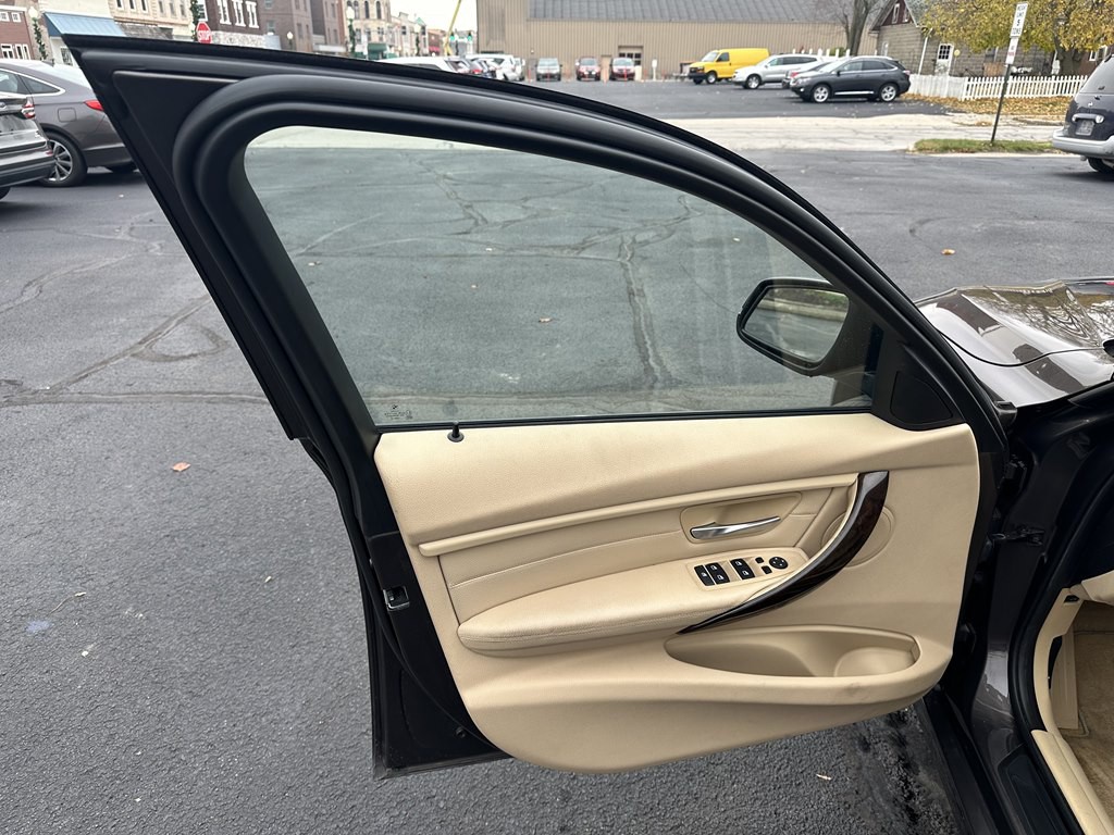 2013 BMW 3 Series Image 13