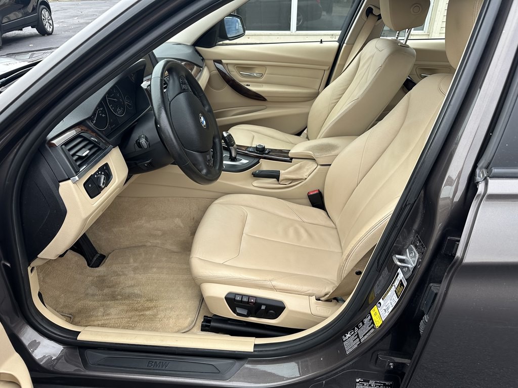 2013 BMW 3 Series Image 17