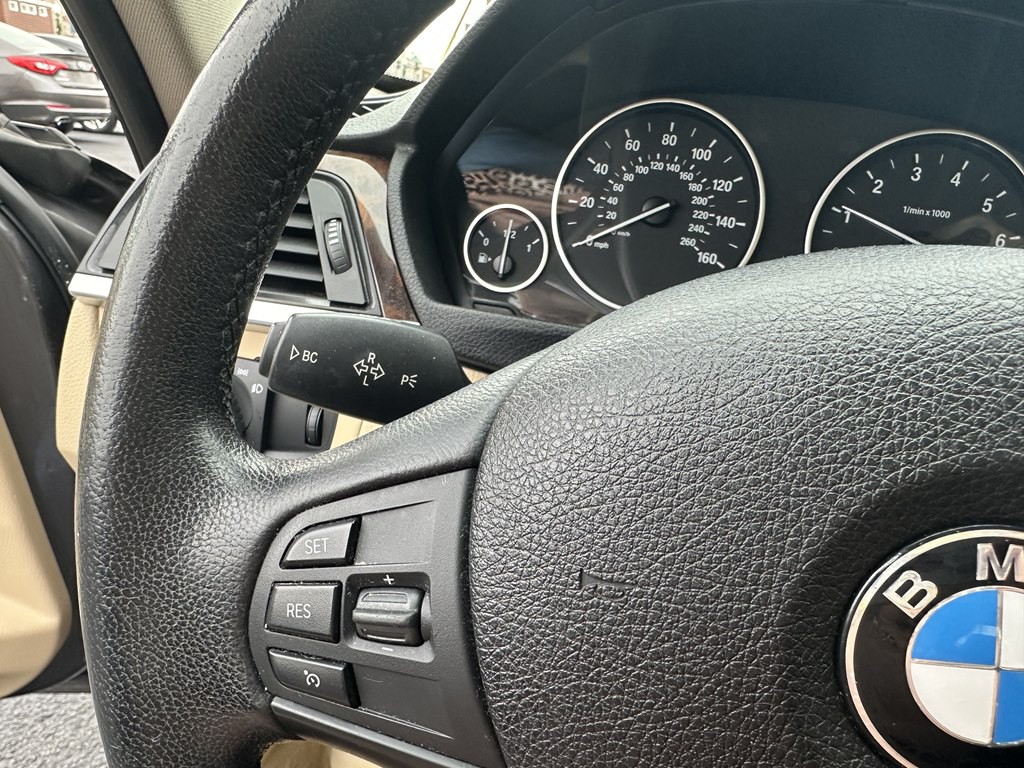 2013 BMW 3 Series Image 19