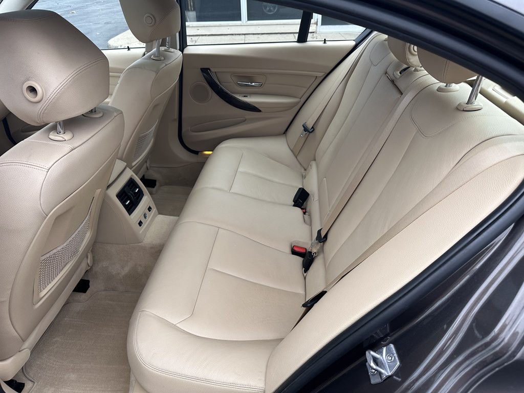 2013 BMW 3 Series Image 32