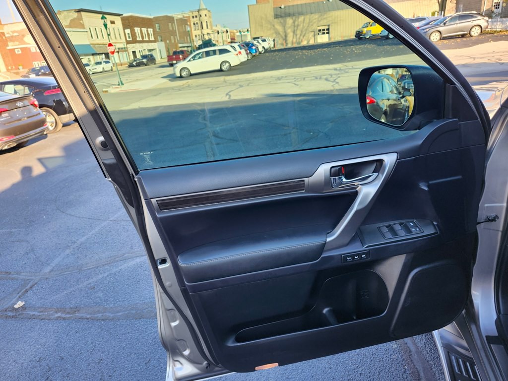 2023 Lexus GX Image 3