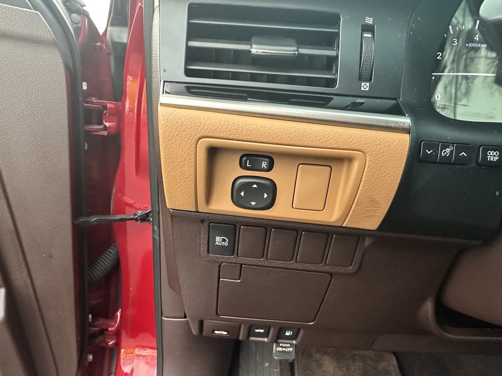 2018 Lexus ES Image 17