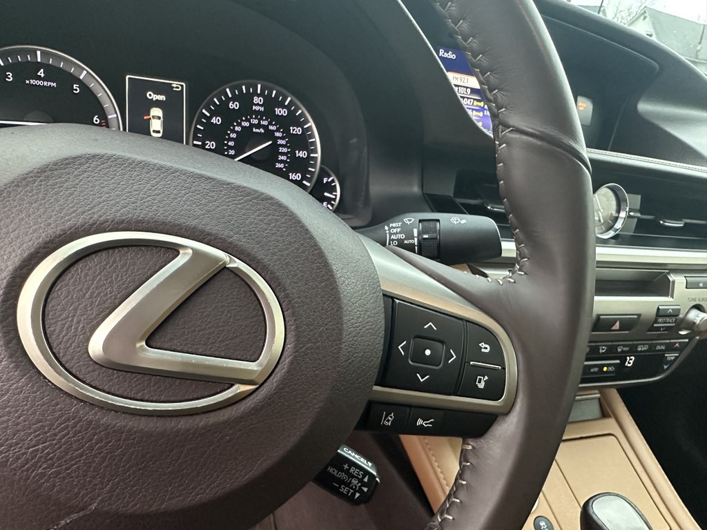 2018 Lexus ES Image 19