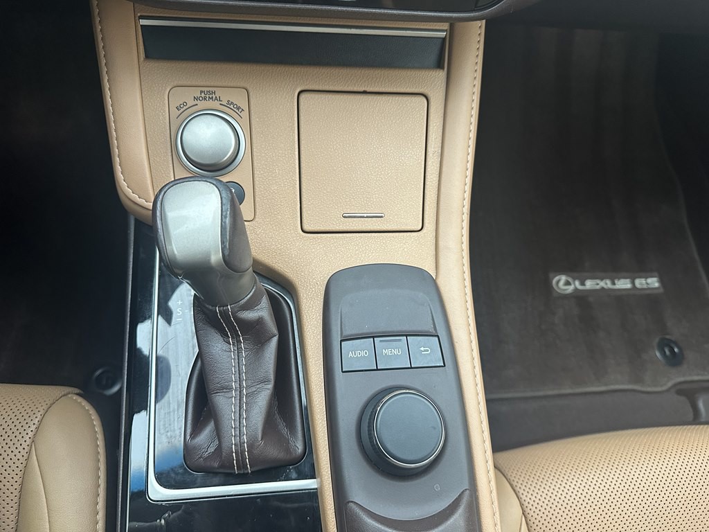 2018 Lexus ES Image 25