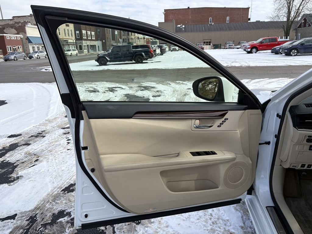 2013 Lexus ES Image 8