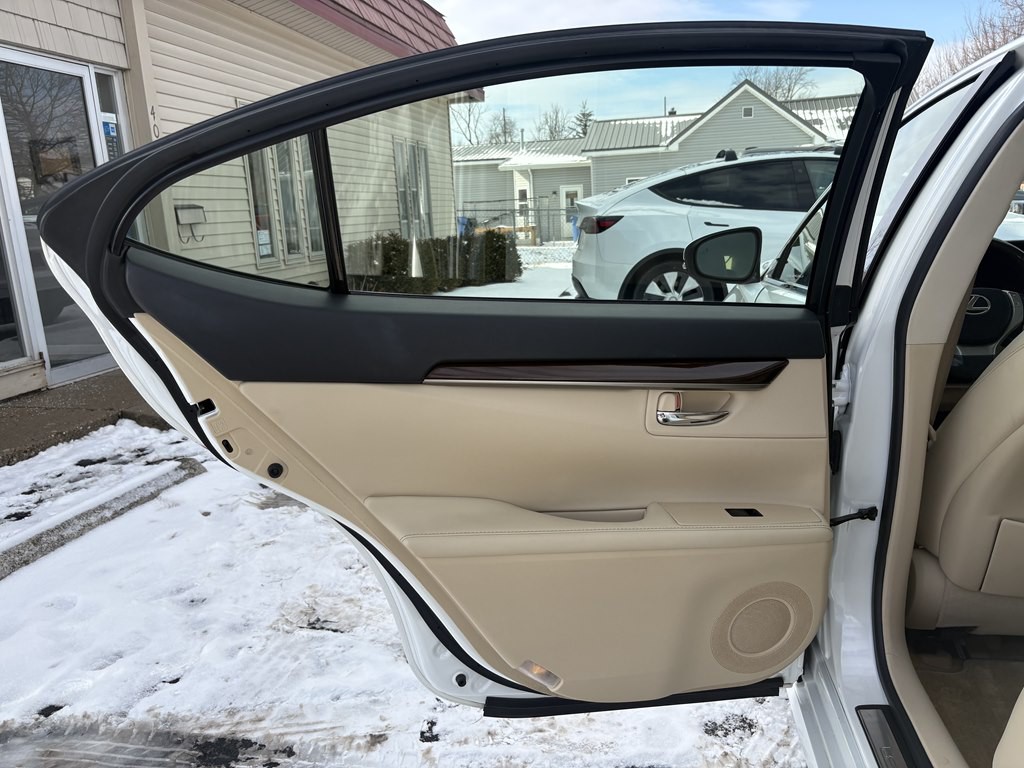 2013 Lexus ES Image 30