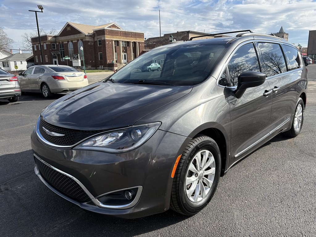 2017 Chrysler Pacifica Image 1