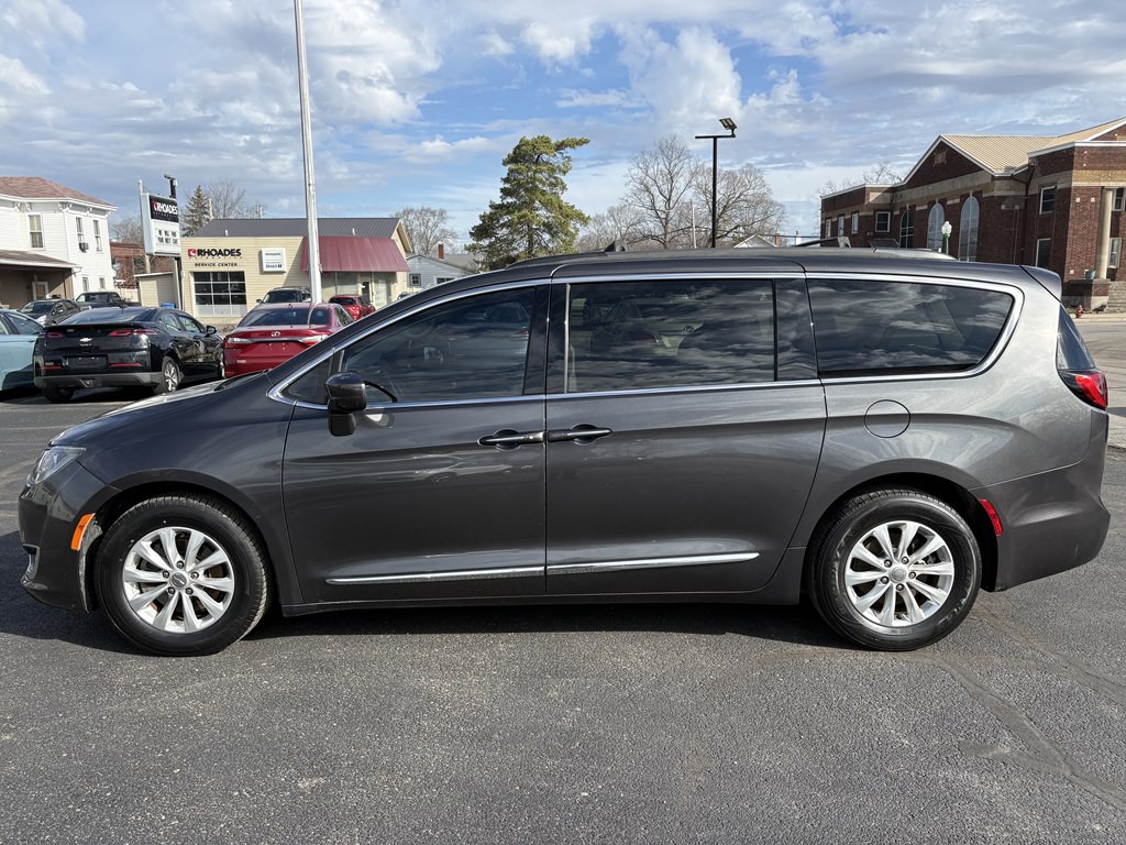2017 Chrysler Pacifica Image 2