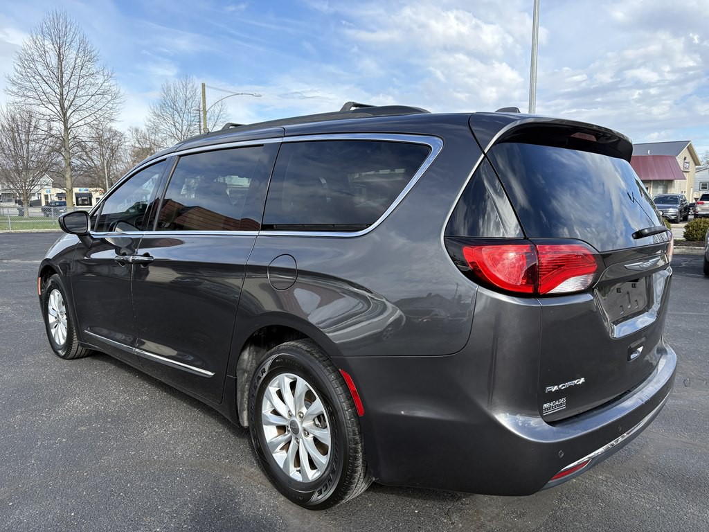2017 Chrysler Pacifica Image 3