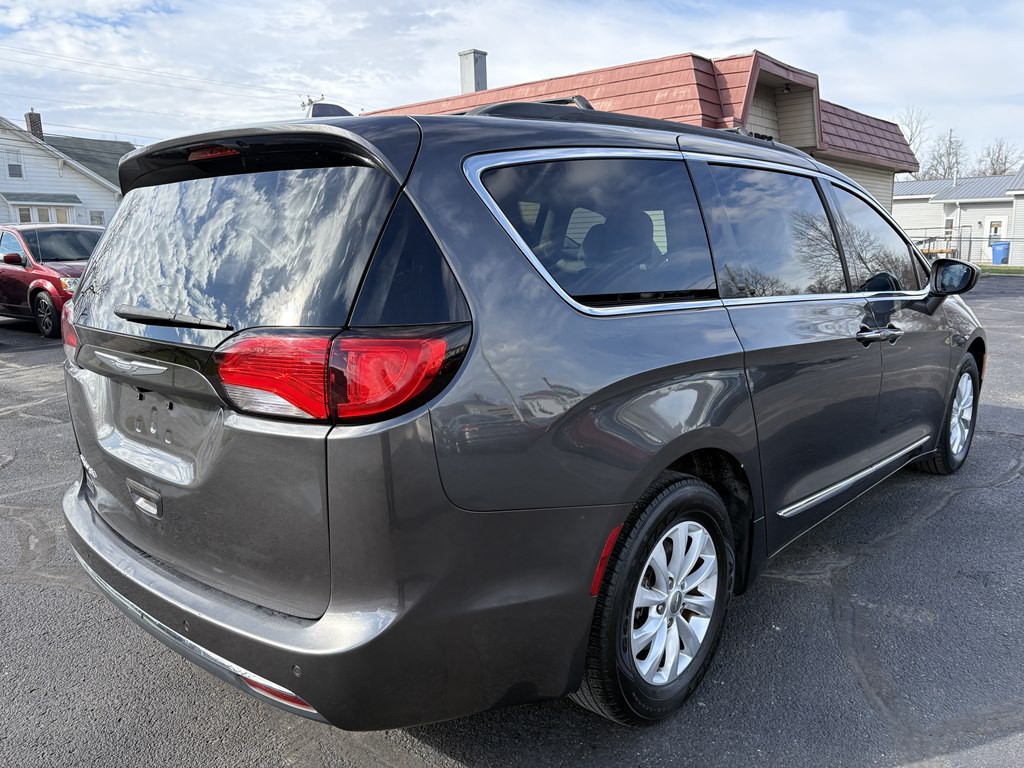 2017 Chrysler Pacifica Image 5