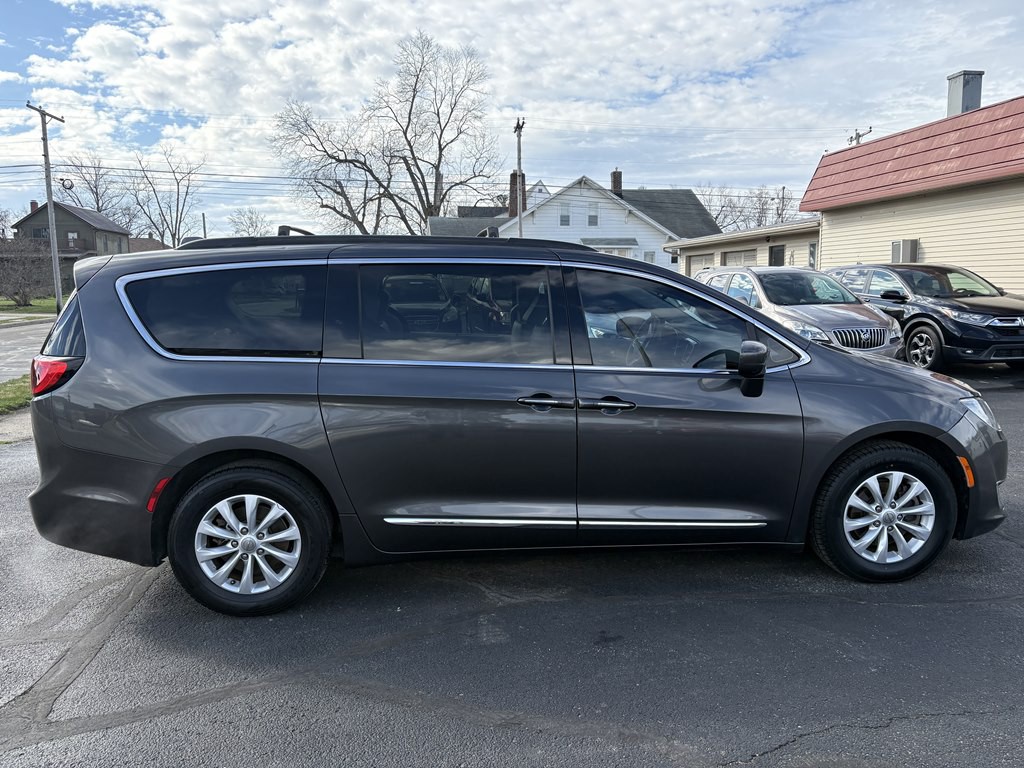2017 Chrysler Pacifica Image 6