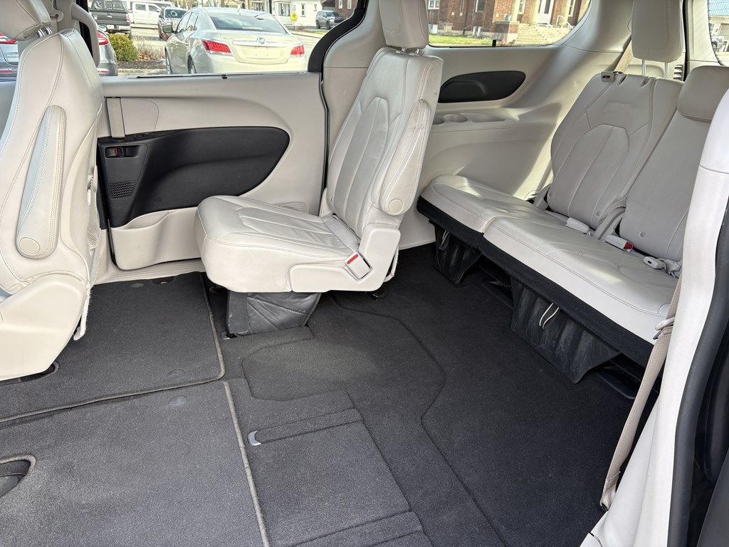 2017 Chrysler Pacifica Image 33