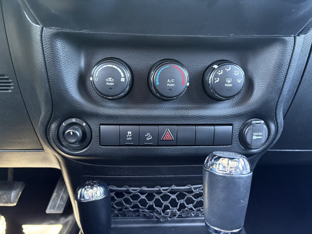 2012 Jeep Wrangler Image 20