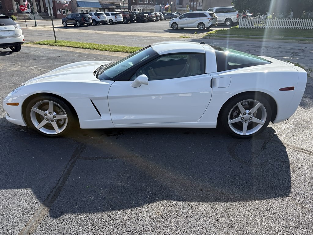 2005 Chevrolet Corvette Image 2