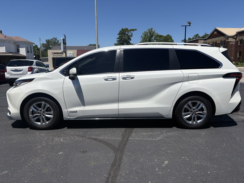 2021 Toyota Sienna Image 2