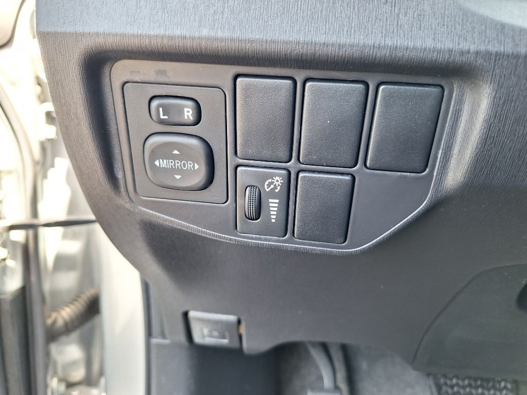 2012 Toyota Prius Image 17